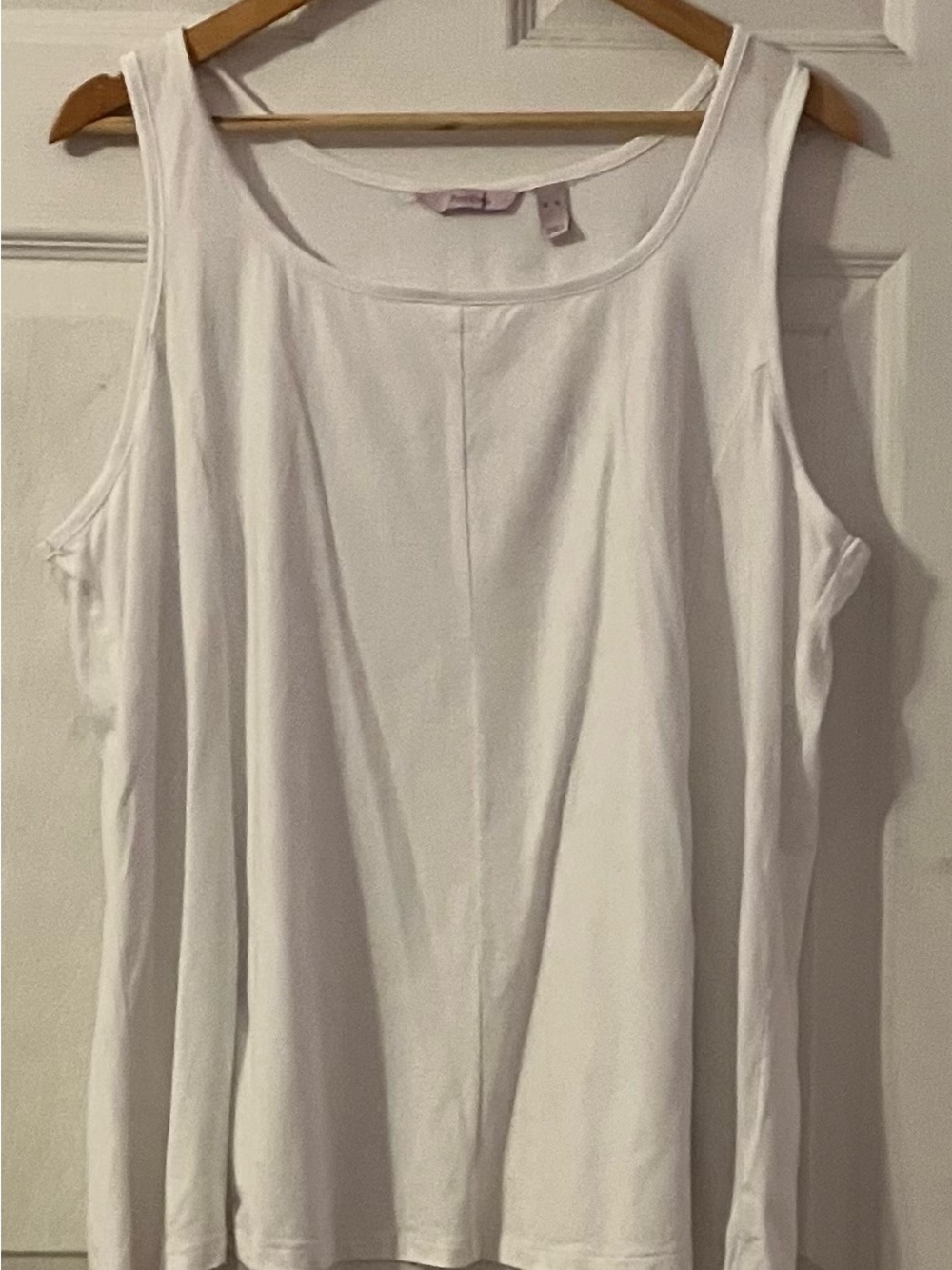AnyBody White Scoop Neck Tank Top